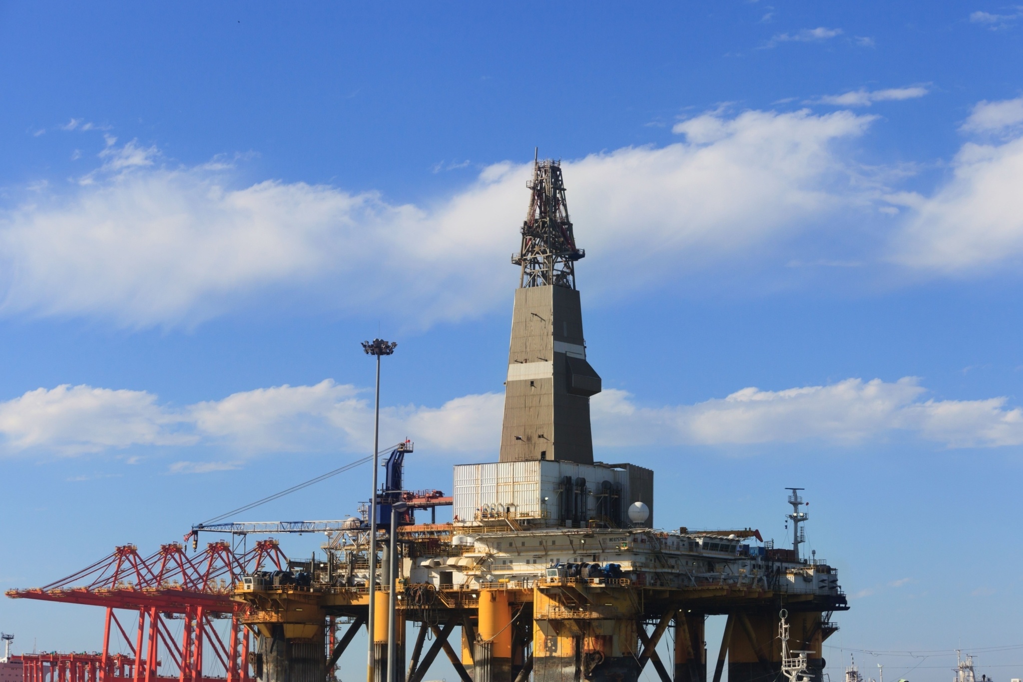 Semi-submersible drilling rig