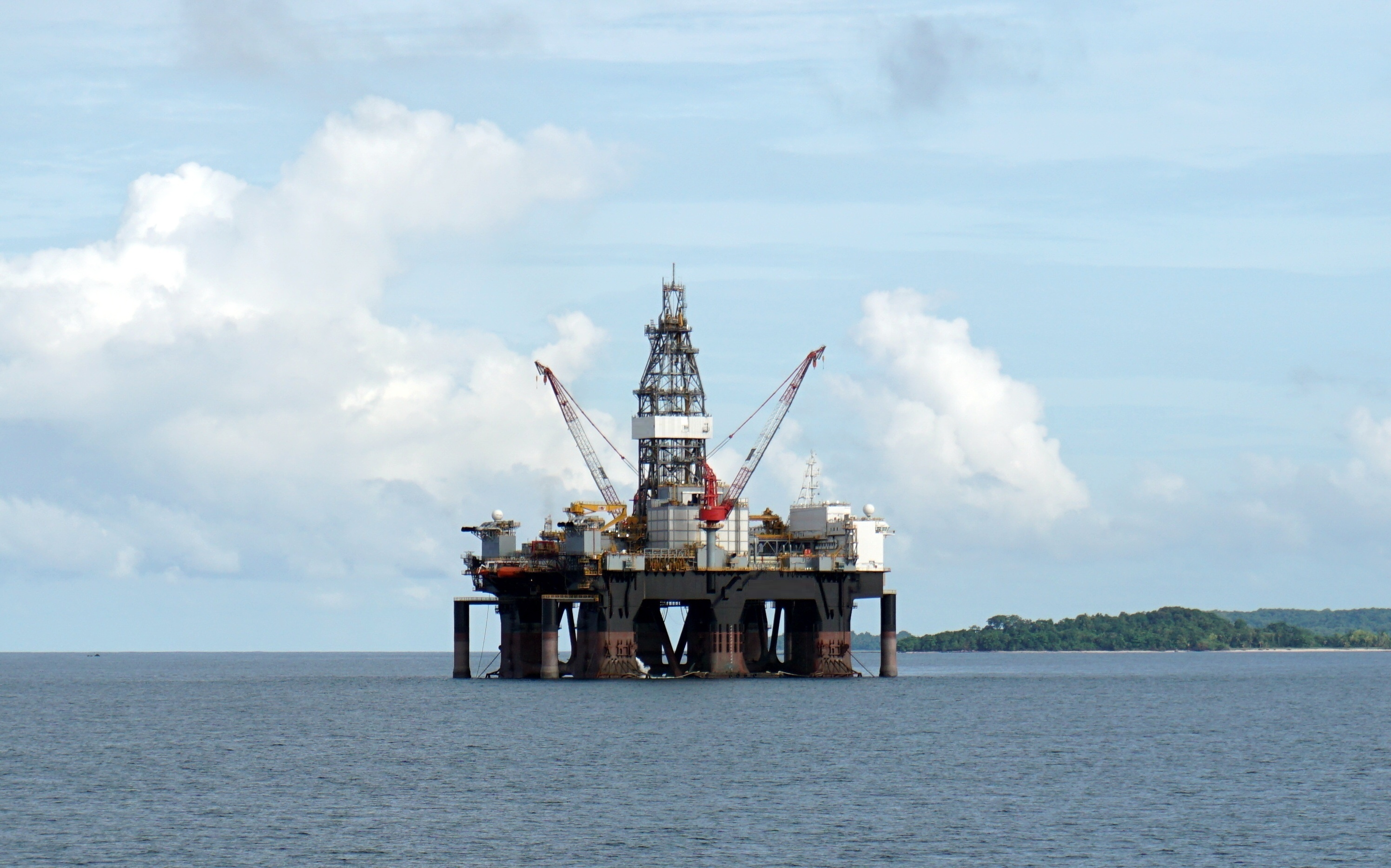 Semi-submersible platform. Drilling rig platform.